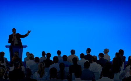 The Power of a Dynamic Conference Speaker on Stage